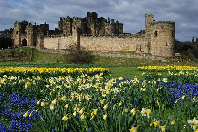 1-day-alnwick-castle-holy-island-scottish-borders