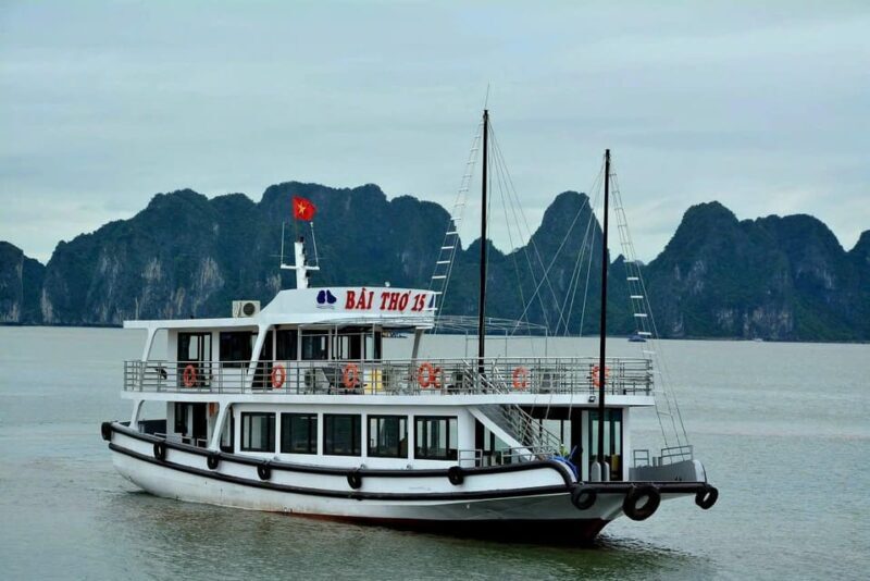 1-Day Ha Long Bay Cruise - Titop Island with kayaking - Food and Drinks