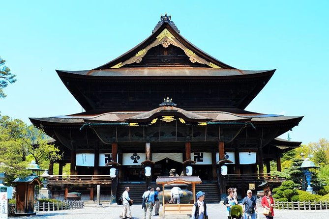 1-day-snow-monkeys-zenko-ji-temple-sake-in-nagano
