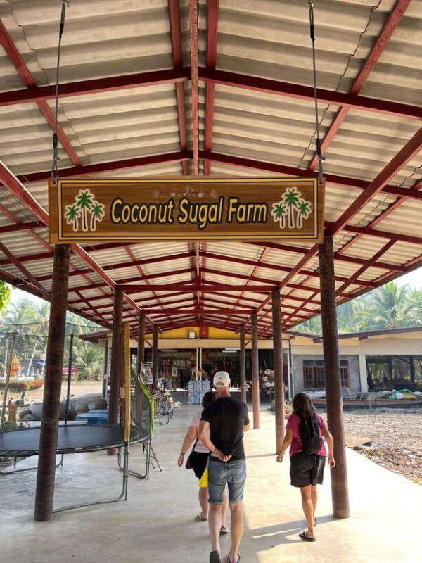 1-day-trip-floating-market-railway-market-by-toyota-camry-2