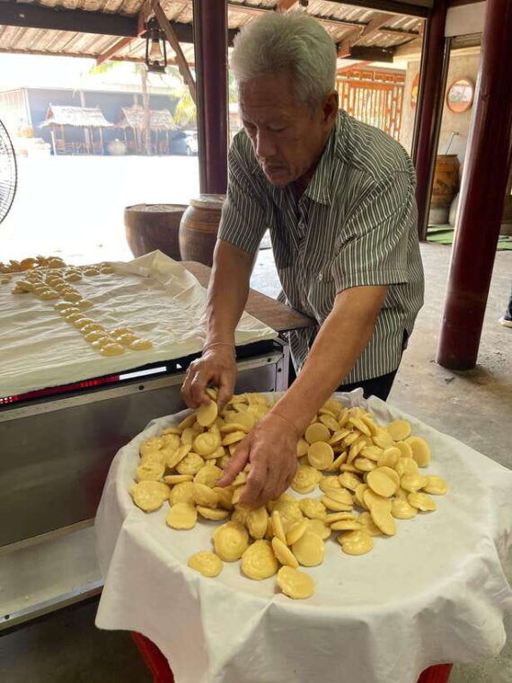 1-day-trip-floating-market-railway-market-by-toyota-camry-2