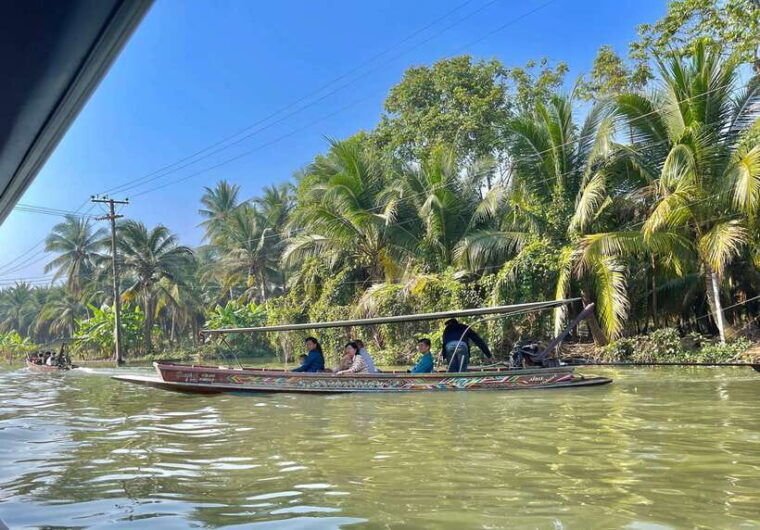 1-day-trip-floating-market-railway-market-by-toyota-camry-2