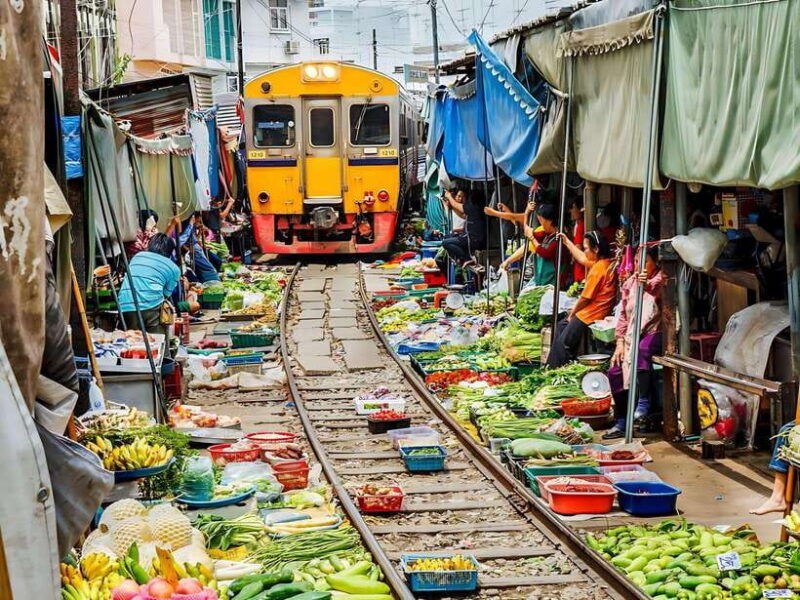 1-day-trip-floating-market-railway-market-by-toyota-camry