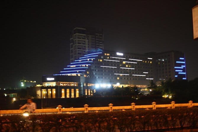 1-Day Trip to The Taj Mahal and Agra from Pune with Both side Commercial Flights - FAQs