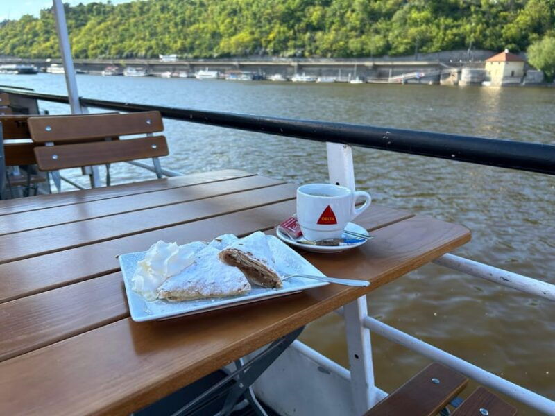 1-hour-boat-cruise-with-fragrant-coffee-and-homemade-strudel