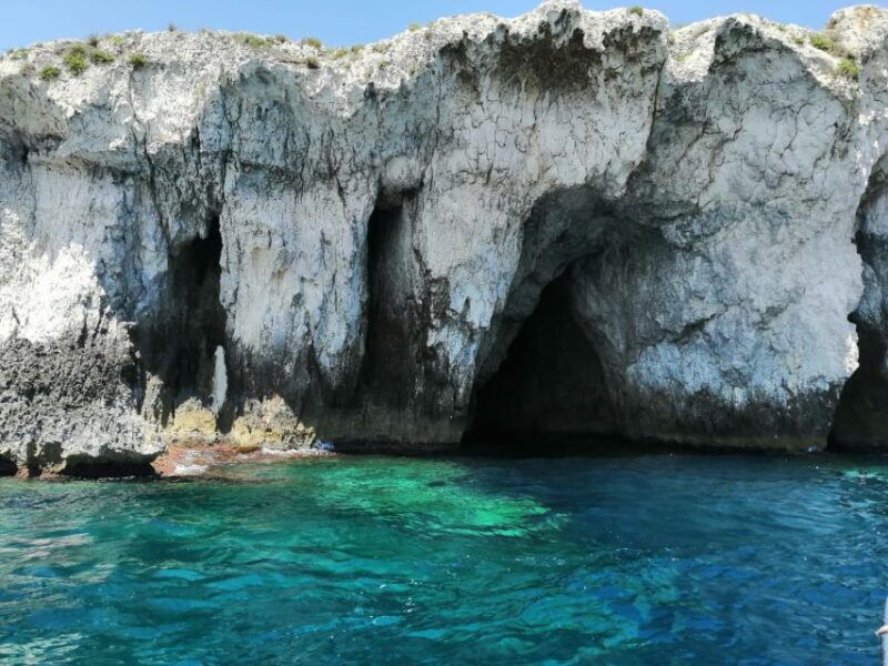 1-hour-boat-tour-with-visit-to-sea-caves-and-ortigia-island