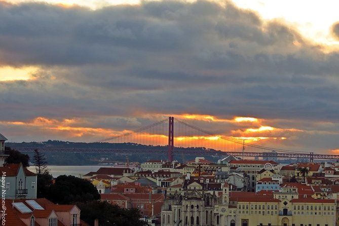 1-hour-in-tuk-tuk-to-access-the-famous-viewpoints-of-lisbon