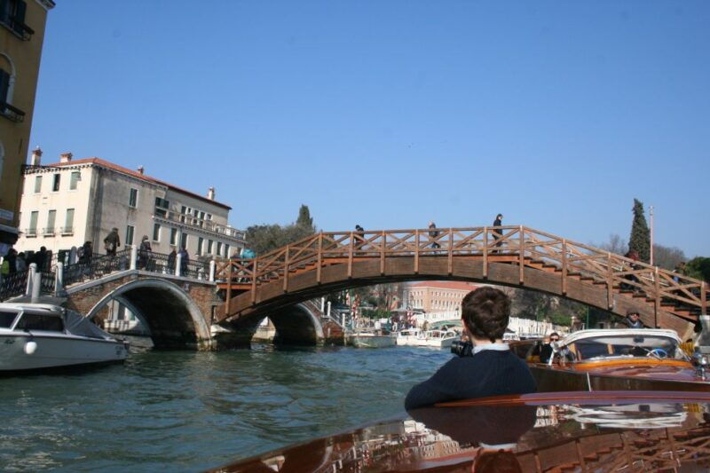 1-hour-motor-boat-ride-on-grand-canal