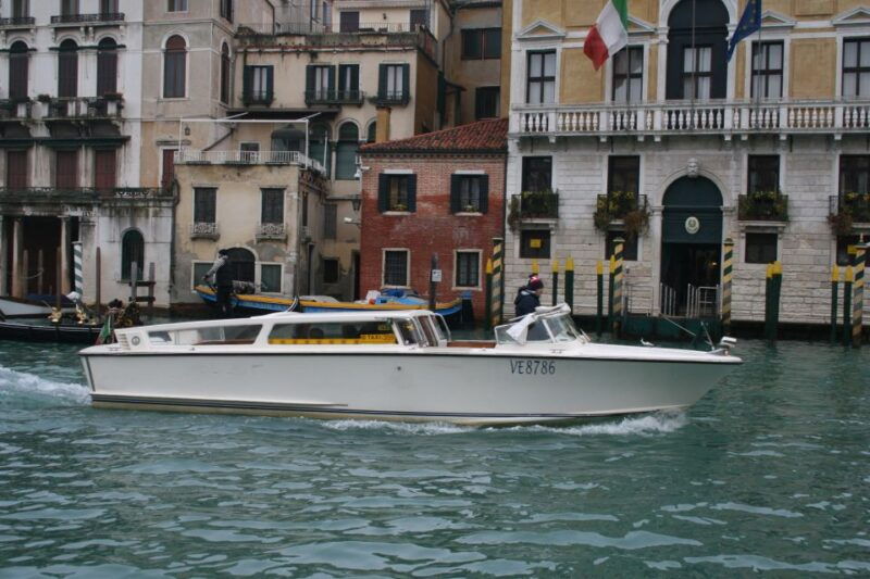 1-hour-motor-boat-ride-on-grand-canal