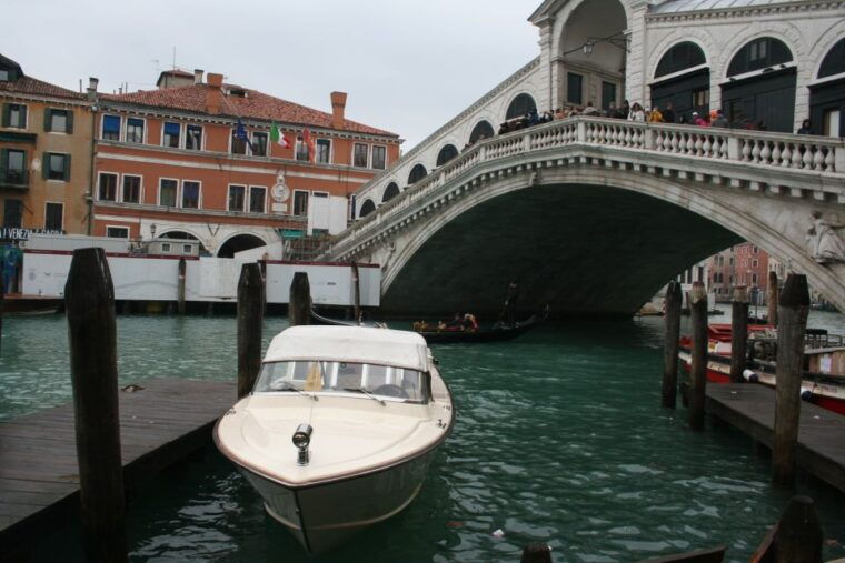 1-hour-motor-boat-ride-on-grand-canal