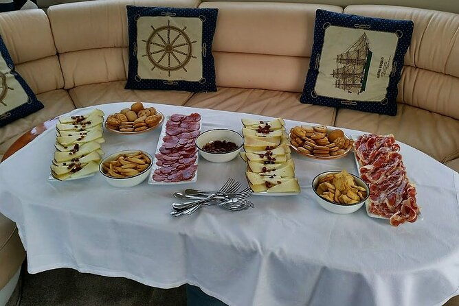 1-hour-sail-spanish-lunch-or-dinner-for-2-people-in-a-luxury-motor-boat