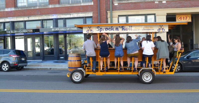 1-way-to-see-memphis-beale-street-bar-crawl-and-murals