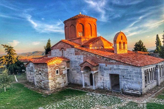 1001-windows-of-berat-golden-sunset-in-apollonia