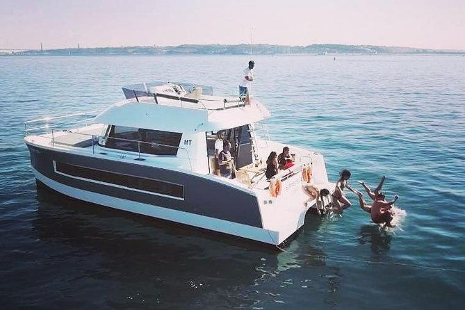 1h-power-catamaran-up-to-18-people-in-lisbon