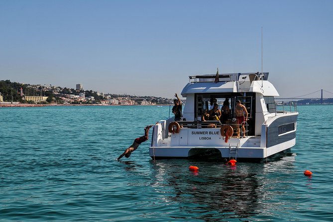 1h-power-catamaran-up-to-18-people-in-lisbon