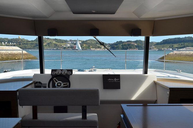 1h-power-catamaran-up-to-18-people-in-lisbon