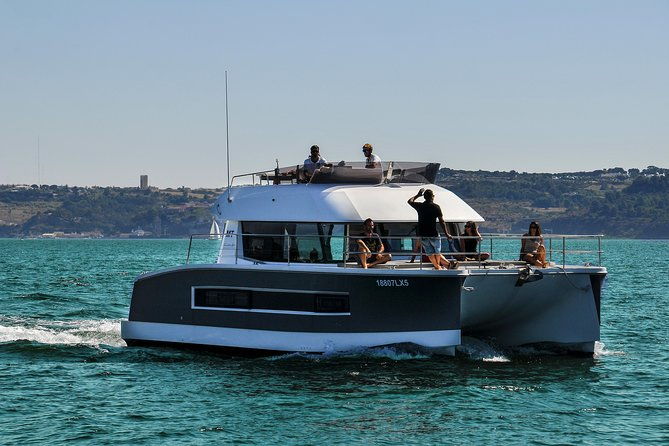 1h-power-catamaran-up-to-18-people-in-lisbon