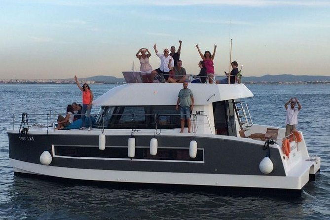 1h-power-catamaran-up-to-18-people-in-lisbon