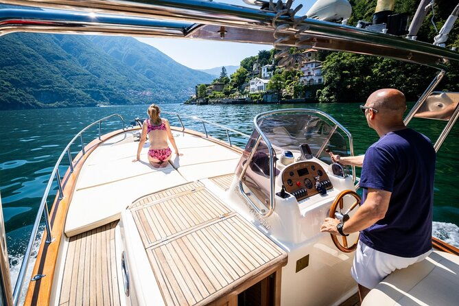 1h-private-cruise-on-a-beautiful-wooden-speedboat-on-lake-como-2