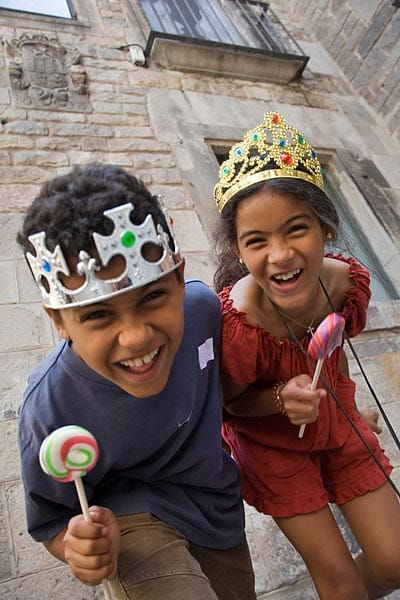 2-5-hour-kids-family-walking-tour-in-english