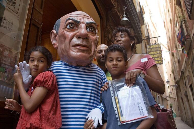 2-5-hour-kids-family-walking-tour-in-english