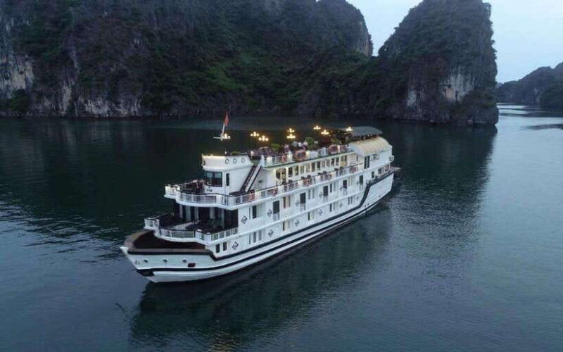 2-day-1-night-cruisevisit-bai-tu-long-bay_-less-touristic