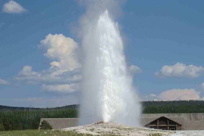 2-day-private-tour-of-yellowstone-national-park-lower-upper-loops