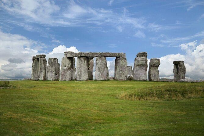 2-Day Stonehenge, Cotswolds, Bath and Oxford Private Tour from Southampton - Day 1: From Southampton to Stonehenge, Bath, and Burford