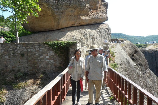 2-day-transfer-to-delphi-meteora-from-athens