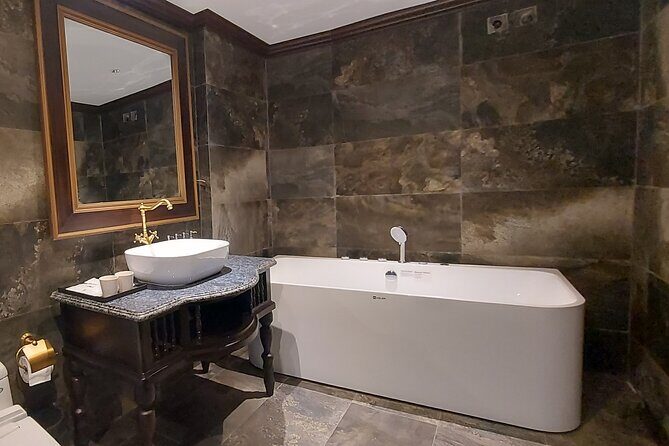 2 Days and 1 Night Halong Bay 5 Star Cruise with Transfer - Exploring the Itinerary in Detail