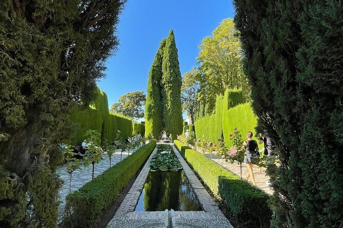 2-hour-guided-tour-of-alhambra-gardens-and-alcazaba-in-granada-2
