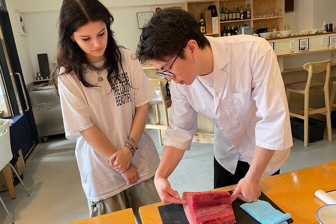 2-hour-tuna-cutting-and-sushi-small-group-workshop-in-sendagi