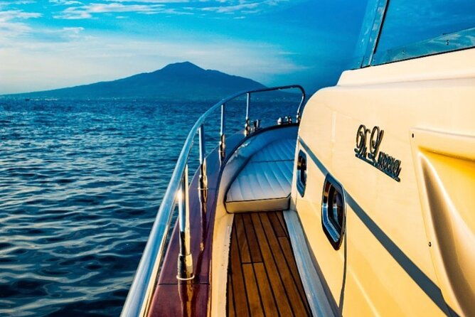 2-hours-aperitif-on-boat-at-sunset