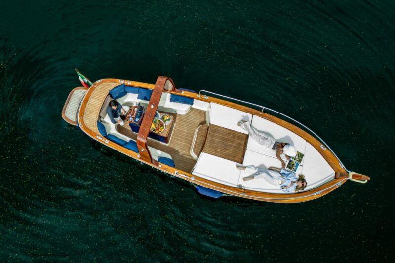 2-hours-private-boat-tour-on-como-lake-bellagio-wood-boat