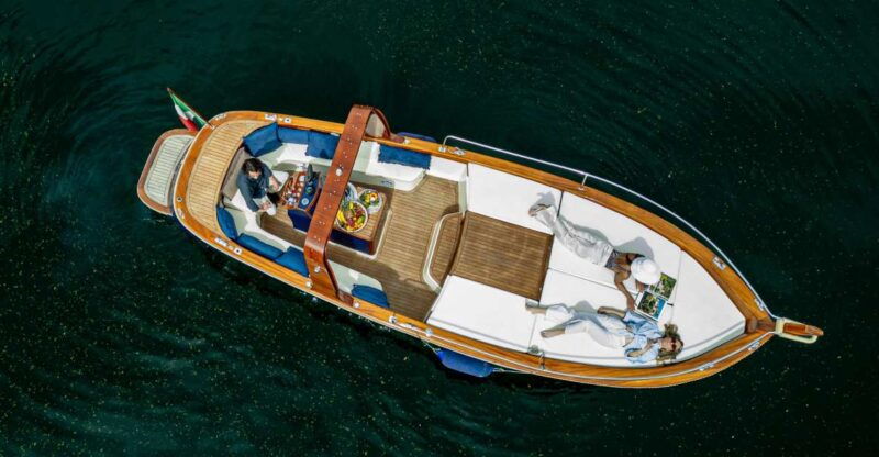 2-hours-private-boat-tour-on-como-lake-bellagio-wood-boat