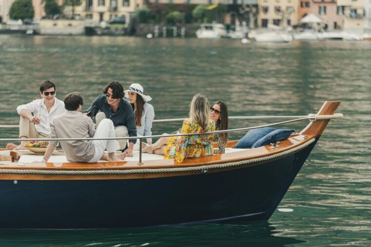 2-hours-private-boat-tour-on-como-lake-bellagio-wood-boat