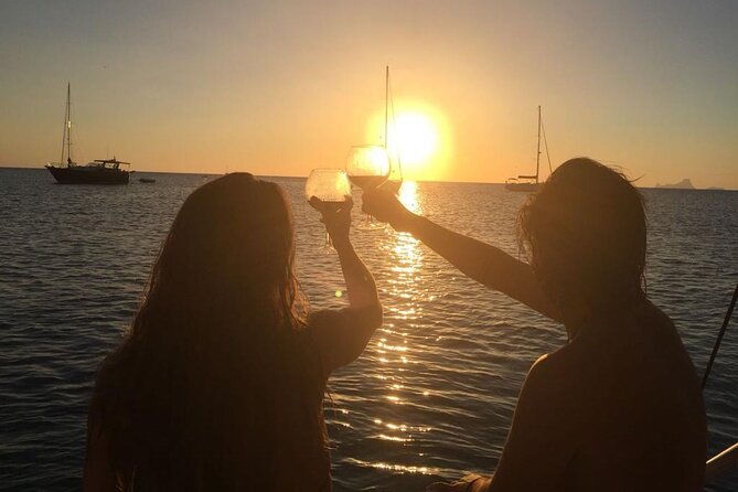 2-hours-romantic-experience-for-two-by-sailboat-in-cascais