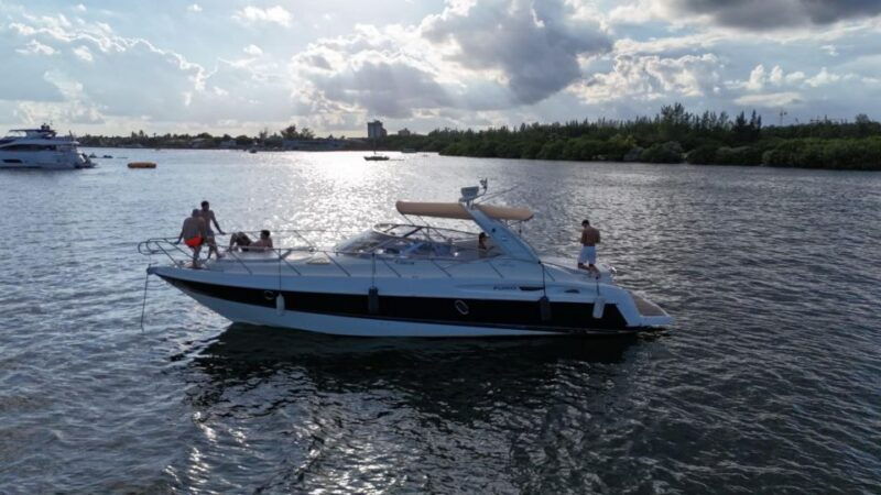 2-hours-yacht-in-miami-for-up-to-12-people