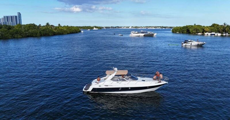 2-hours-yacht-in-miami-for-up-to-12-people