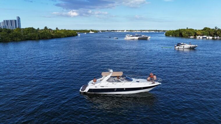 2-hours-yacht-in-miami-for-up-to-12-people