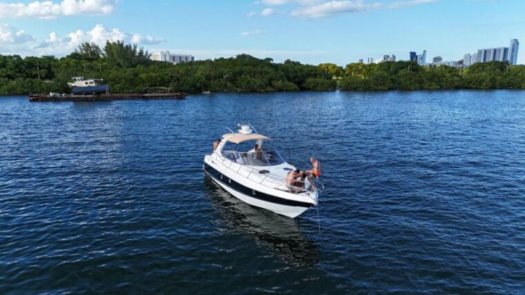 2-hours-yacht-in-miami-for-up-to-12-people