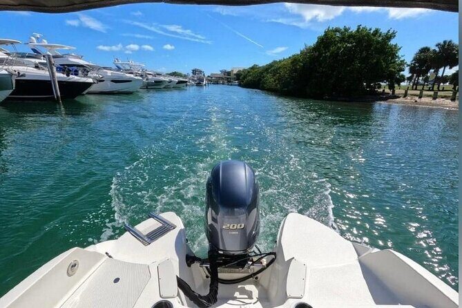 24 Ft Miami Bay: Private Boat, Gas Included , 8 people, Captained - Why This Private Boat Experience Works