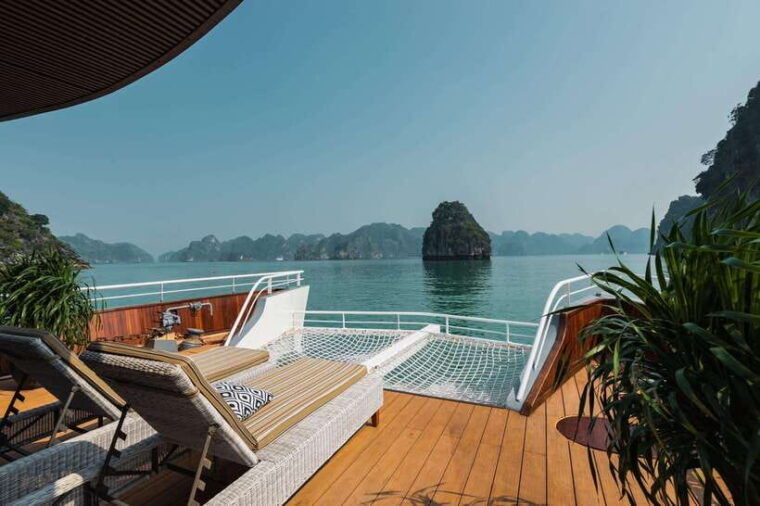 2days-tour-lan-ha-bay-cat-ba-island-caves-kayaking