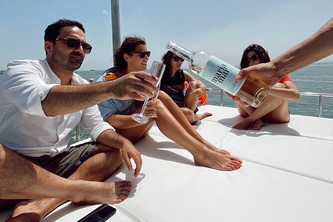 2H Lisbon Private Luxury Catamaran Tour with Welcome Drink - FAQ