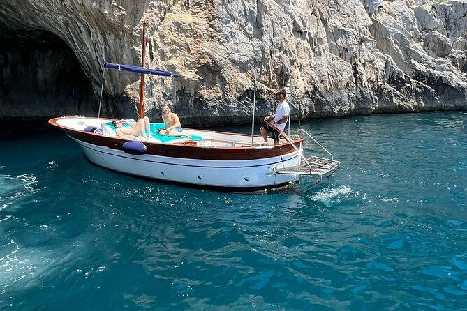 3-hour-private-boat-tour-on-the-island-of-capri
