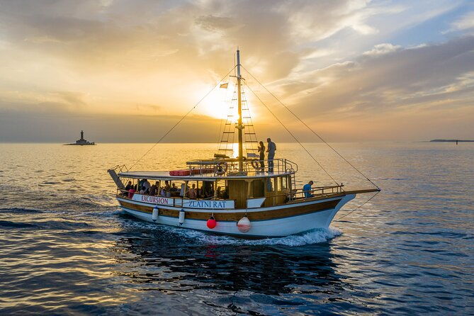 3-hour-sunset-dolphin-spotting-and-dinner-in-medulin-archipelago