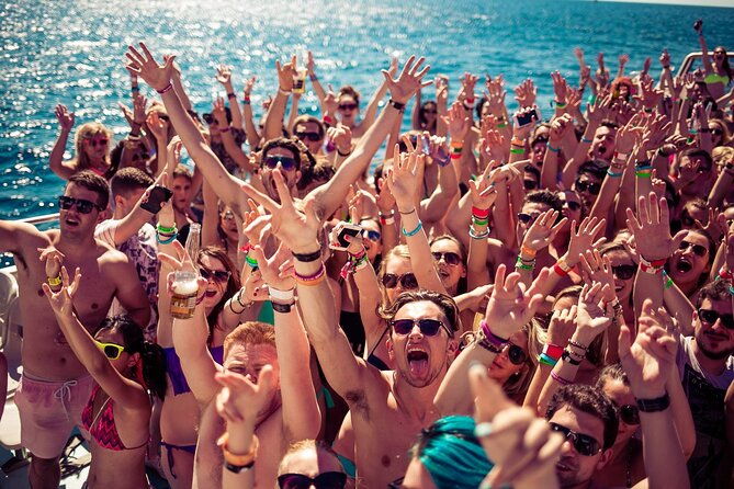 3-hours-boat-party-with-2-live-djs-in-mallorca