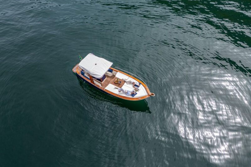 3-hours-private-boat-tour-on-como-lake-bellagio-wood-boat