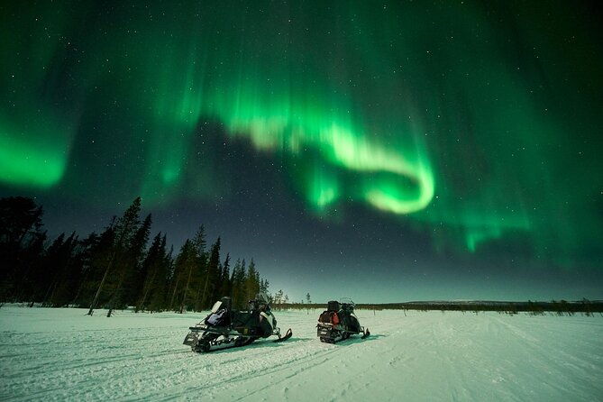 3-hours-snowmobiling-under-auroras-and-night-sky-2