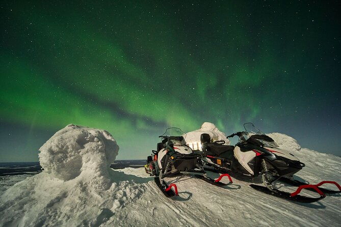 3-hours-snowmobiling-under-auroras-and-night-sky-2